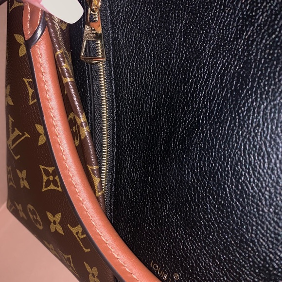 V TOTE MM Louis Vuitton - Picture 4 of 8